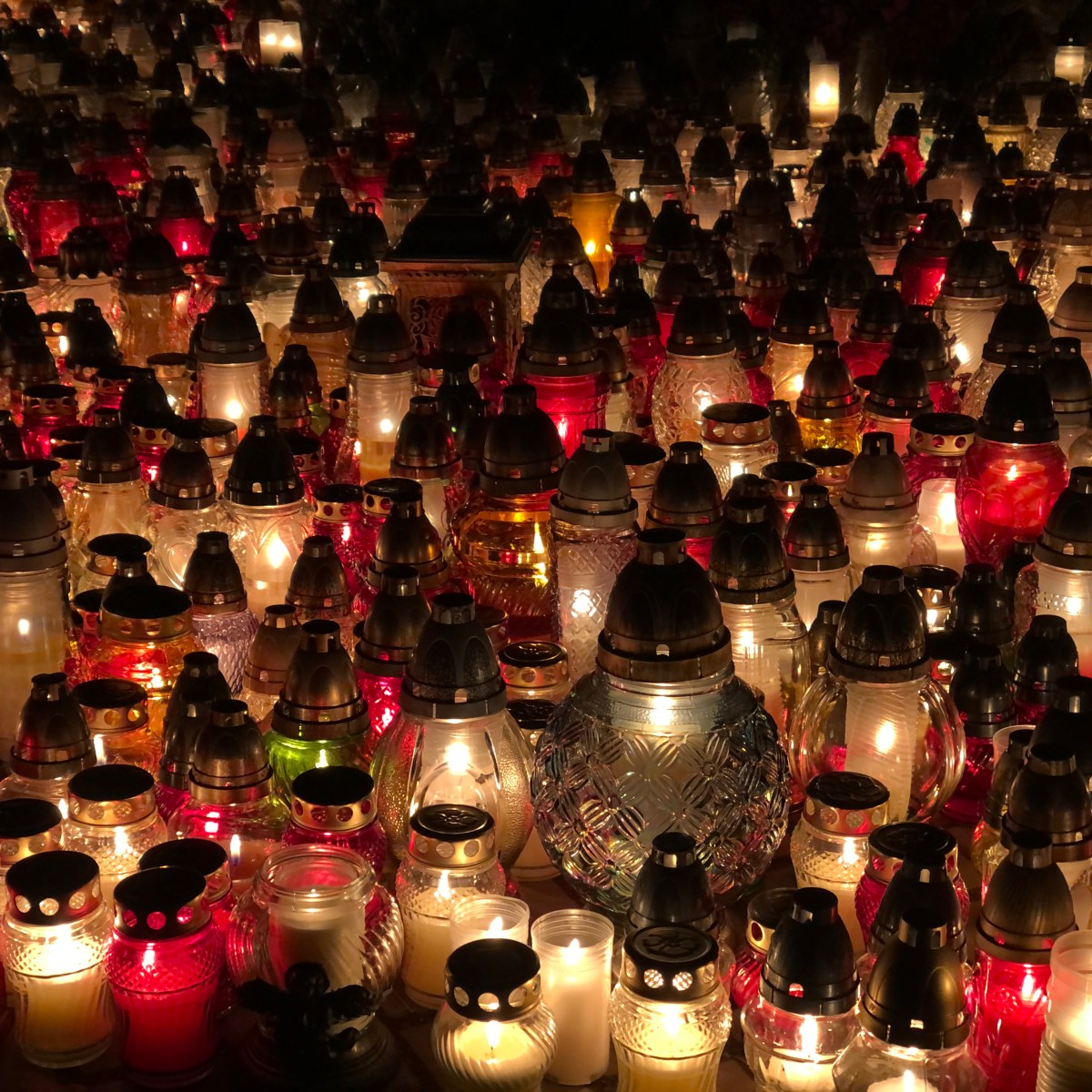 Wszystkich Świętych – Tradycje i Pamięć o&nbsp;Zmarłych